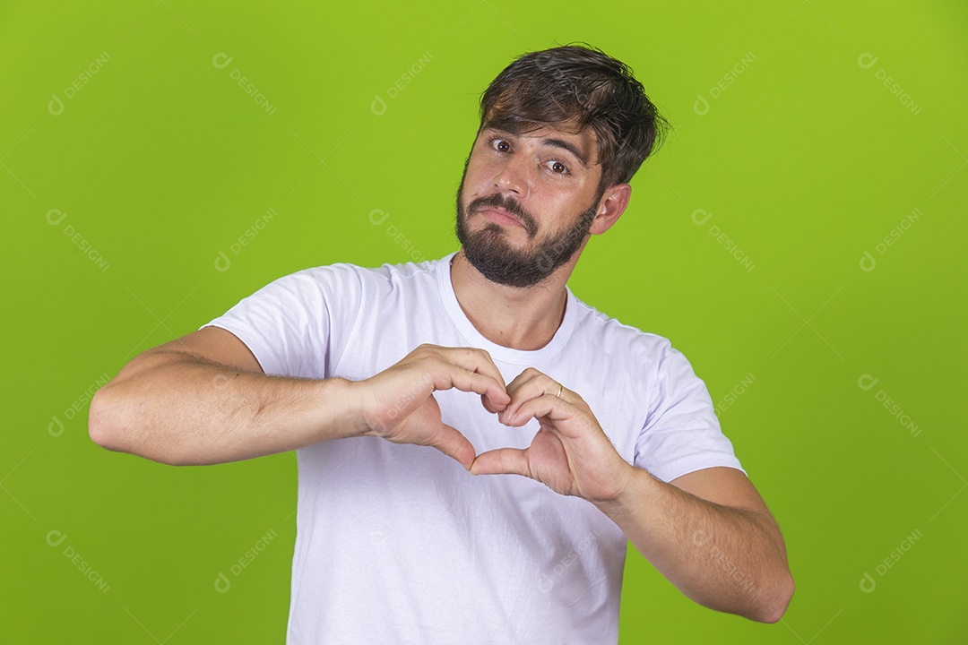 Homem jovem garoto barbudo sobre fundo isolado