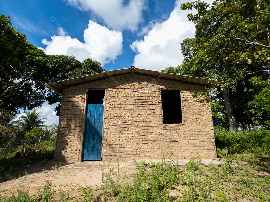 casa de lama isolada na fazenda rural em dia ensolarado com céu azul.