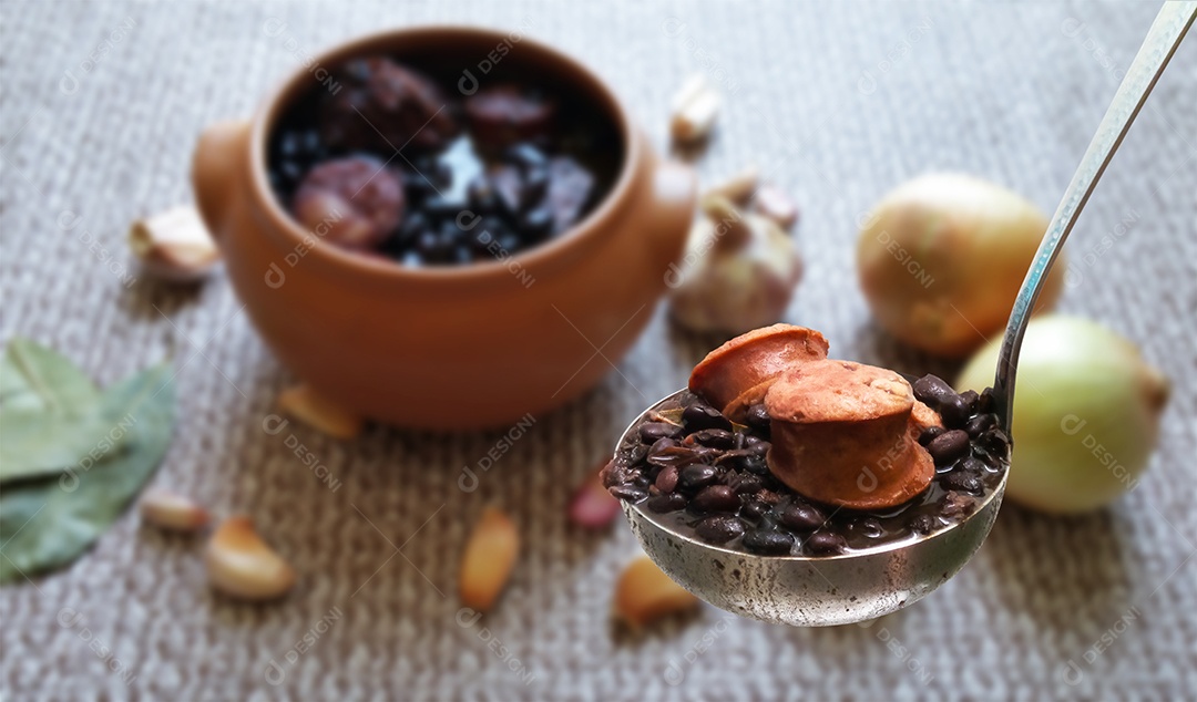 Feijoada. Comida tradicional brasileira. concha com feijoada