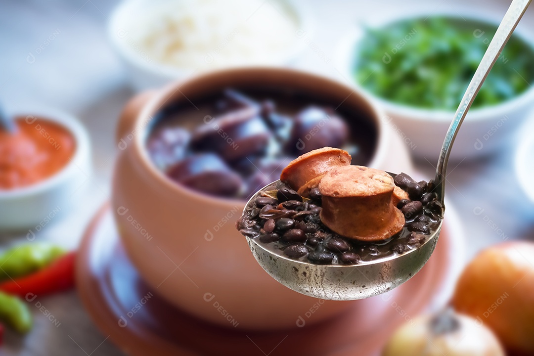 Feijoada. Comida tradicional brasileira. concha com feijoada