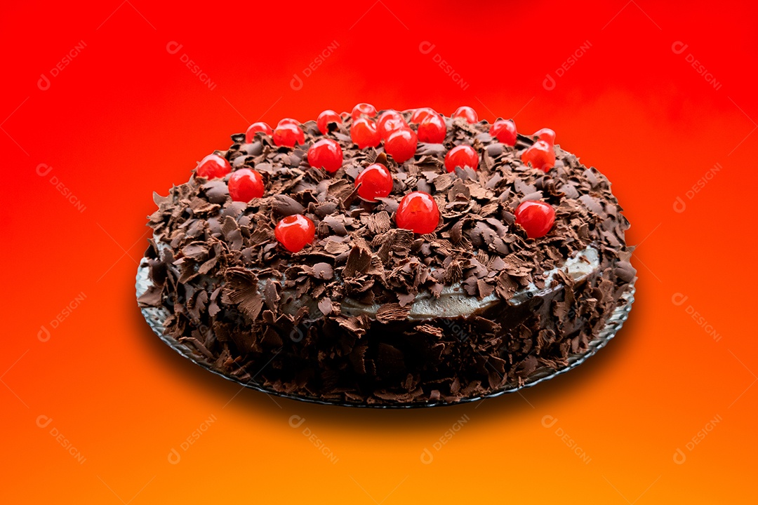 Bolo de chocolate com cerejas com fundo gradiente vermelho e laranja.