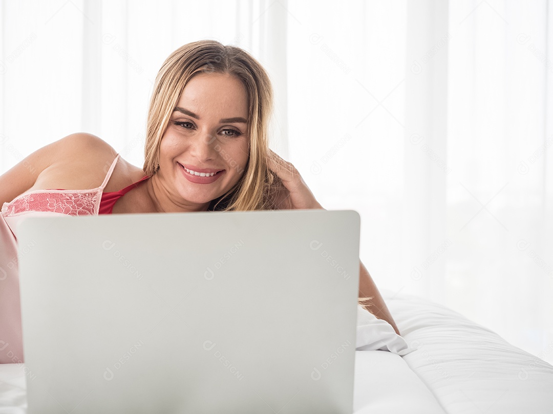 Mulher sexy usando notebook deitada