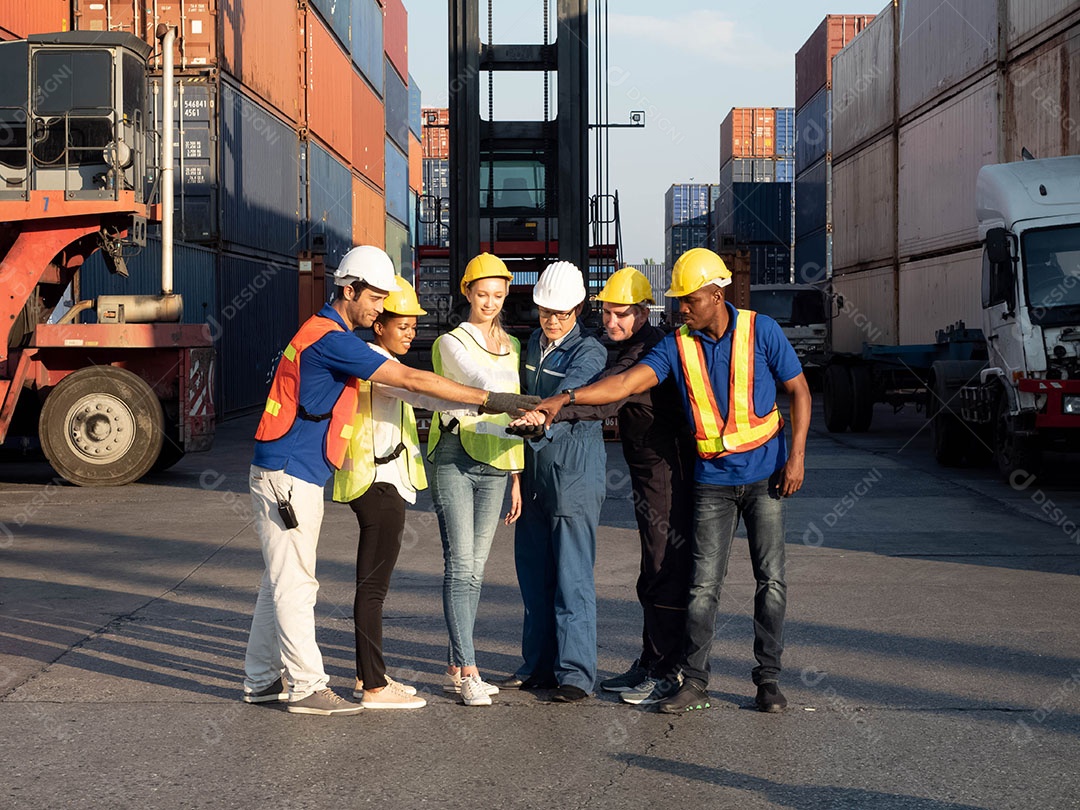 Trabalhadores e chefes empresários trabalhando juntos em sintonia