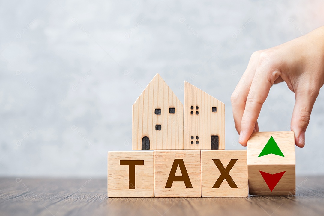 Bloco de impostos com modelo de casa e pilha de moedas. imobiliário, empréstimo à habitação, tributação, pagamento e conceito financeiro