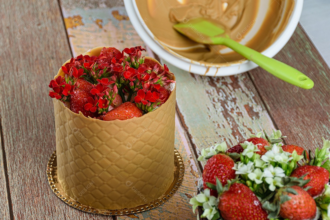 Bolo vestido, envolto em uma camada texturizada de chocolate de caramelo salgado