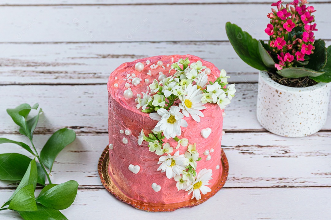 Bolo de chocolate coberto com creme de manteiga rosa