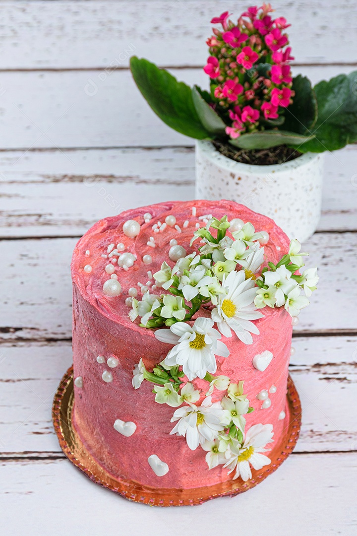 Bolo de chocolate coberto com creme de manteiga rosa