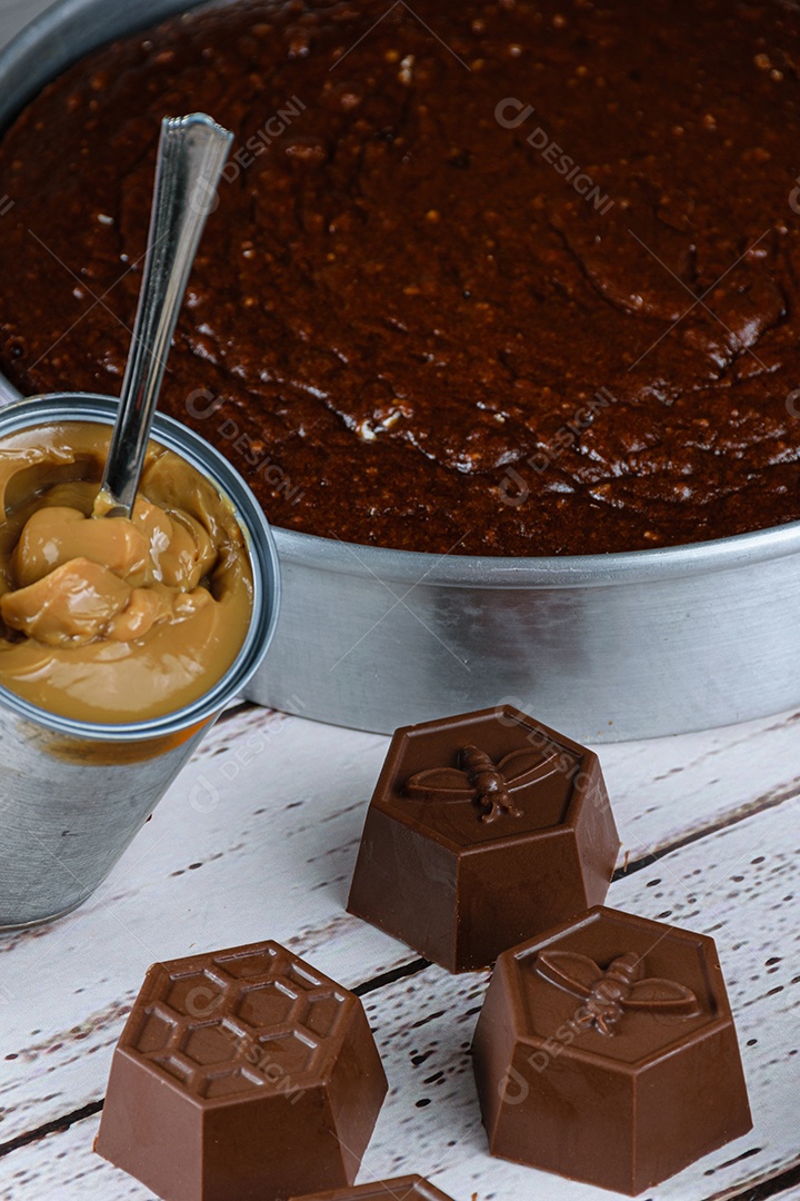Moldes pequenos do chocolate para fazer o bolo de mel brasileiro