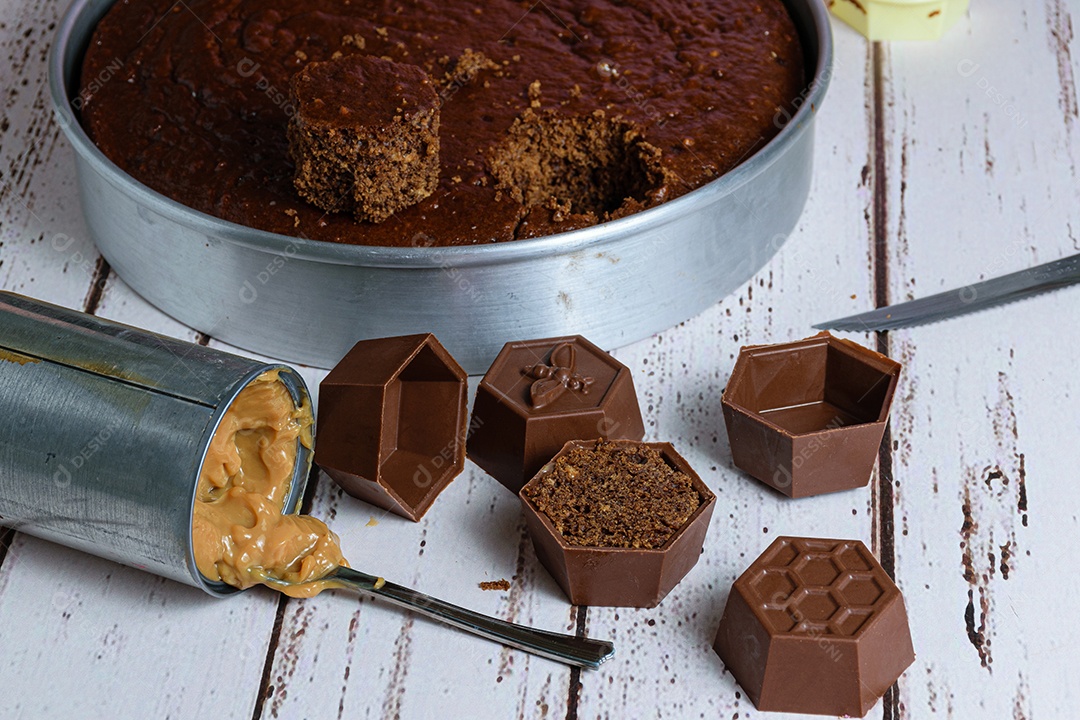 Bolo de mel brasileiro pequeno, ao lado de uma lata de doce de leite