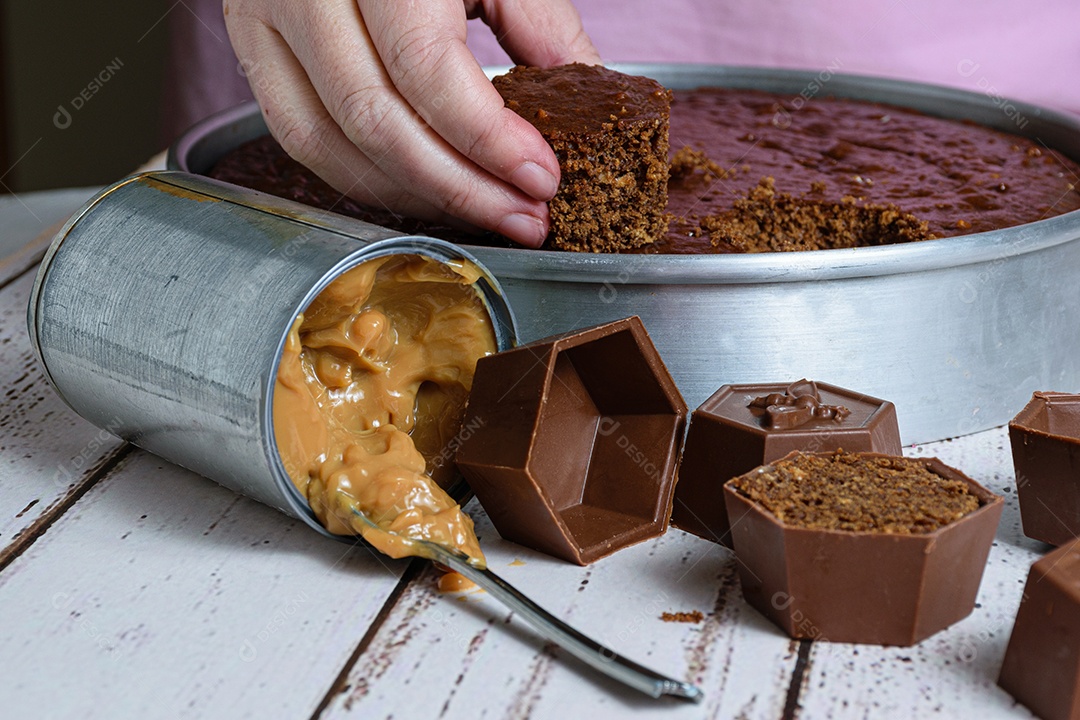 Confeiteiro pegando um pequeno bolo de mel brasileiro