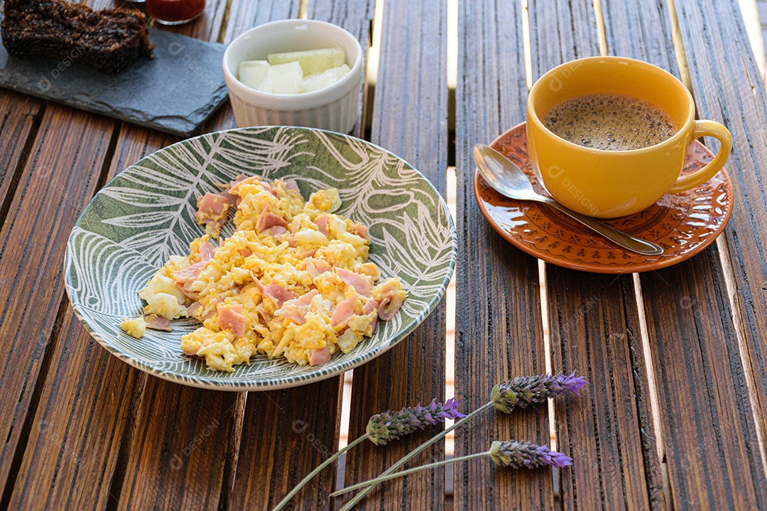 Café da manhã. Ovos com presunto, xícara de café, porção de melão