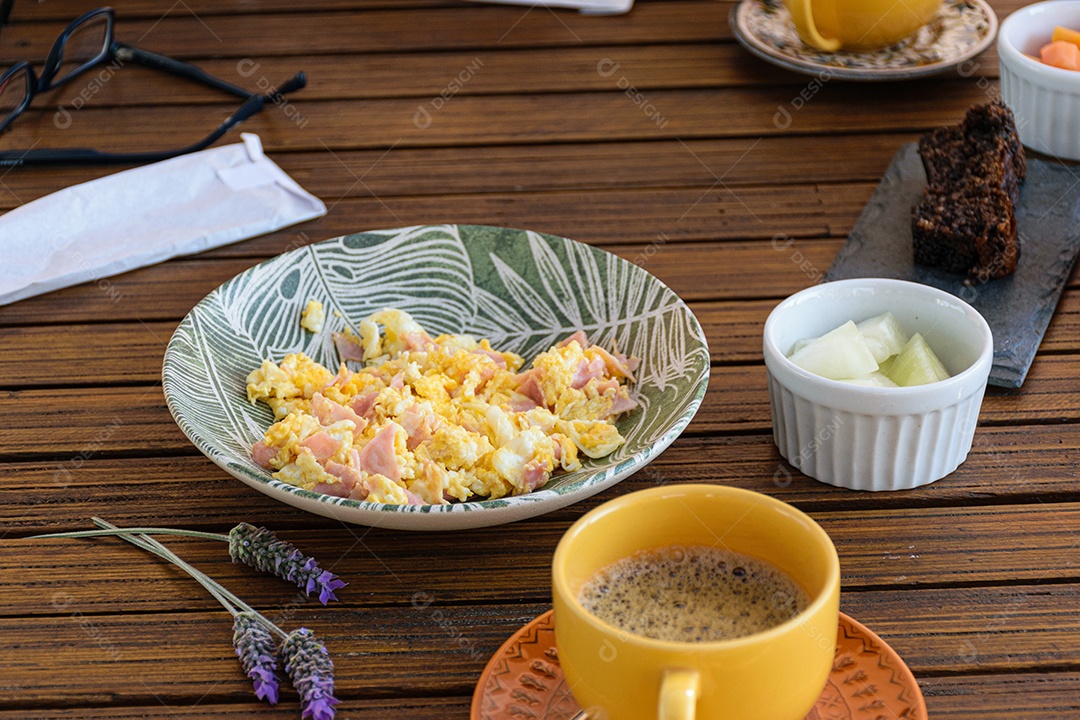 Café da manhã. Ovos com presunto, xícara de café, porção de melão, bolo de biscoito