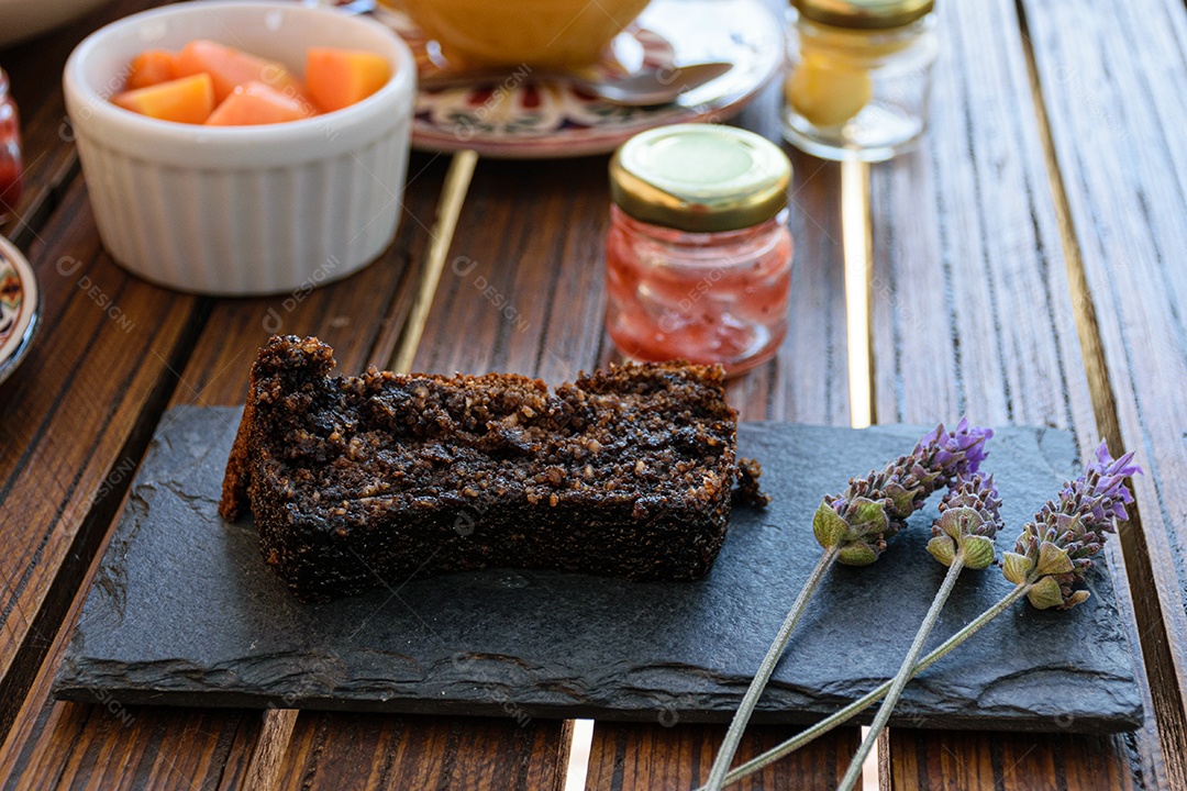 Bolo de biscoito closeup em uma pedra de ardósia, ao lado de flores de lavanda