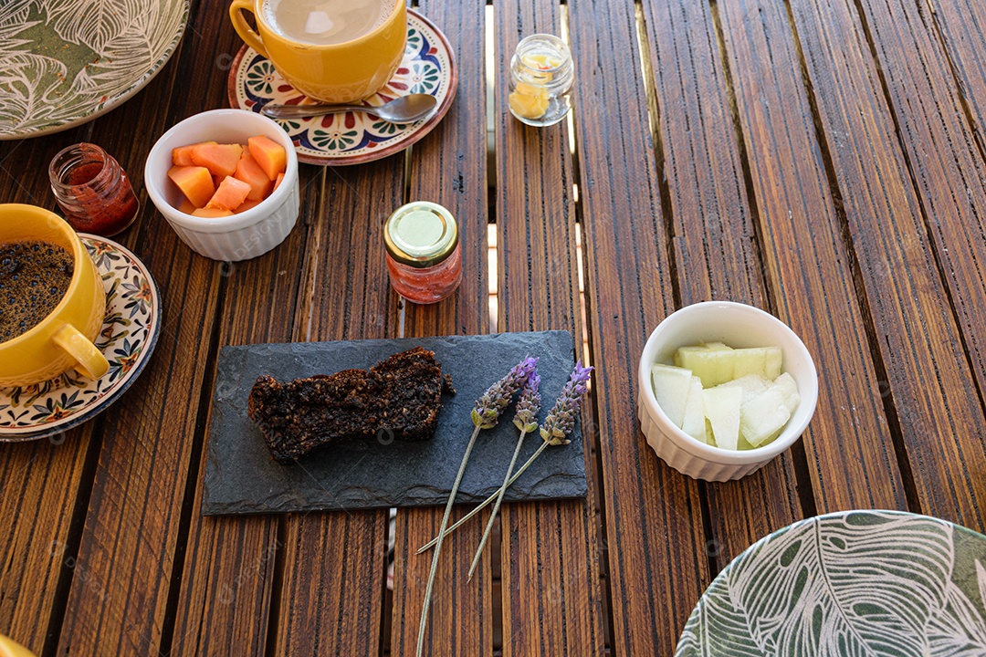 Bolo de biscoito em uma pedra de ardósia, ao lado de flores de lavanda