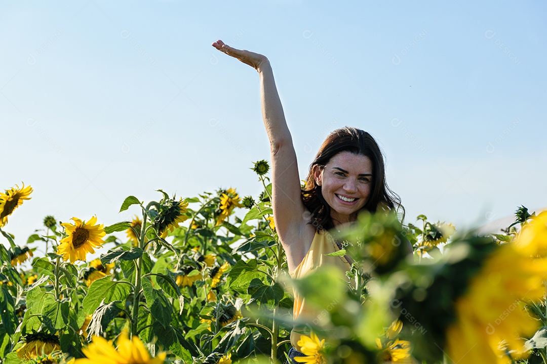Mulher brasileira sorridente de 40 anos com um braço levantado