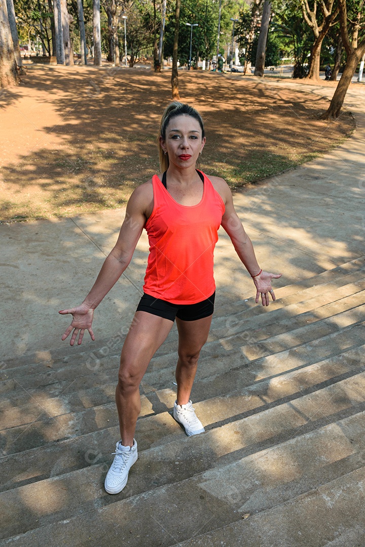Mulher brasileira, em roupa de ginástica