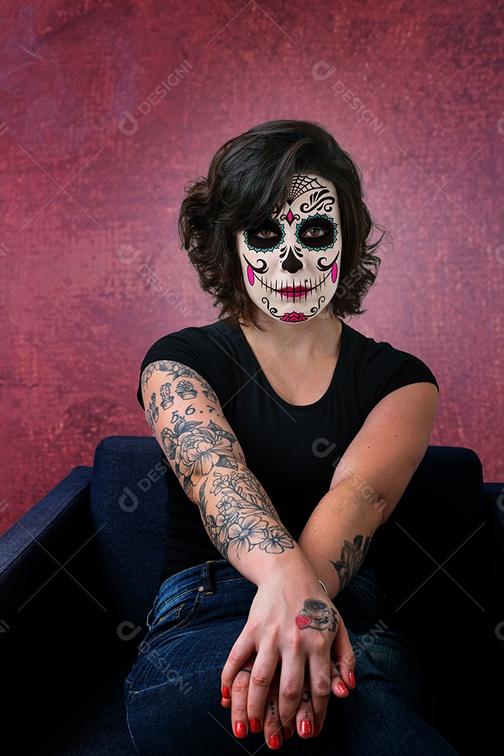 Mulher tatuada, morena, de frente para a câmera, com maquiagem La Katrina