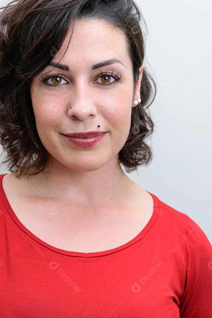 Closeup de uma mulher brasileira sorridente vestindo uma camisa vermelha