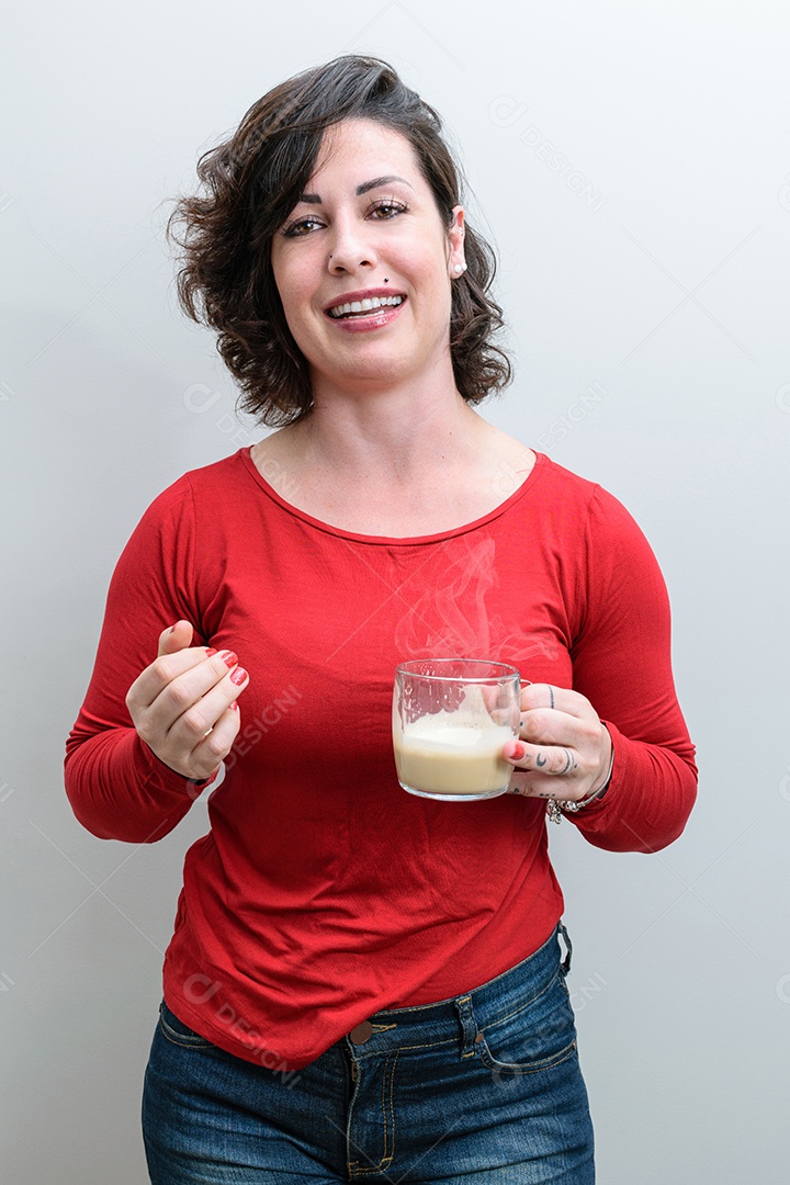 Foto espontânea. Mulher brasileira sorrindo, segurando um cappuccino