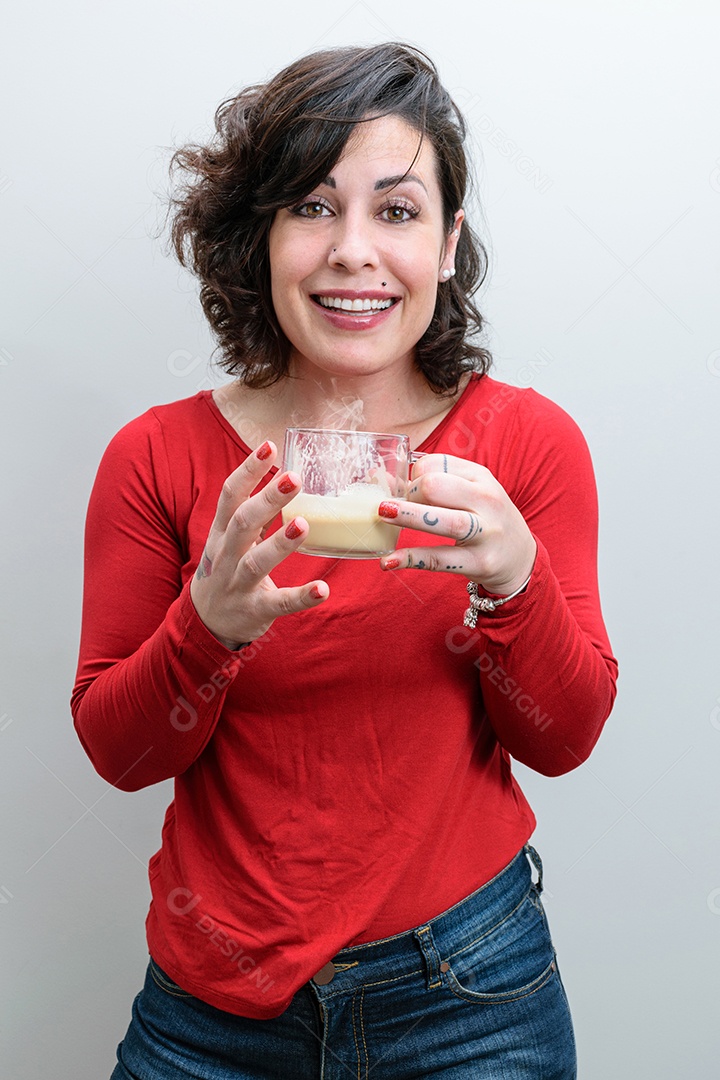 Foto espontânea. Mulher brasileira sorridente segurando um cappuccino