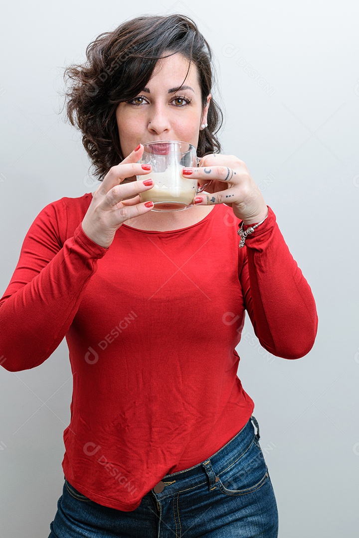 Foto espontânea. Mulher brasileira bebendo um cappuccino