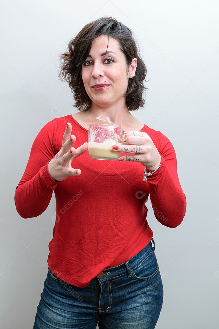 Foto espontânea. Mulher brasileira segurando uma caneca de cappuccino