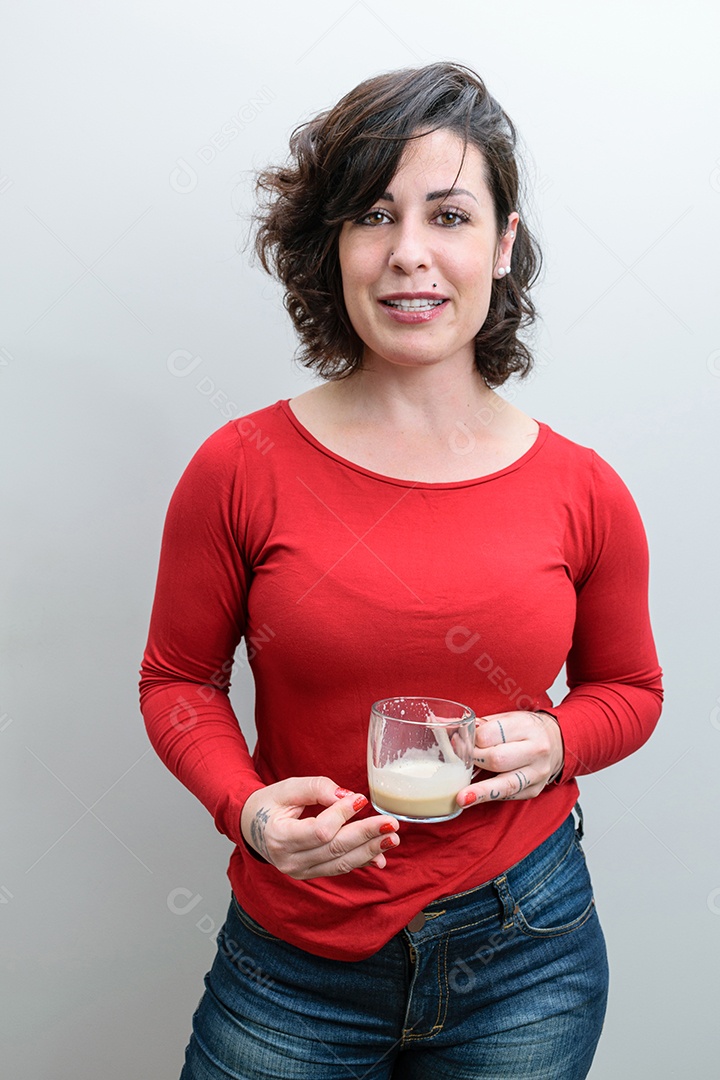 Mulher brasileira, pressionando os dedos, segurando uma caneca de cappuccino