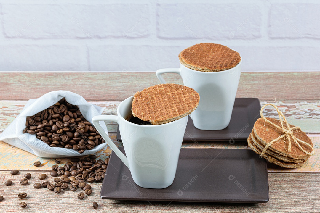 Biscoitos Stroopwafel servidos com uma xícara de café.
