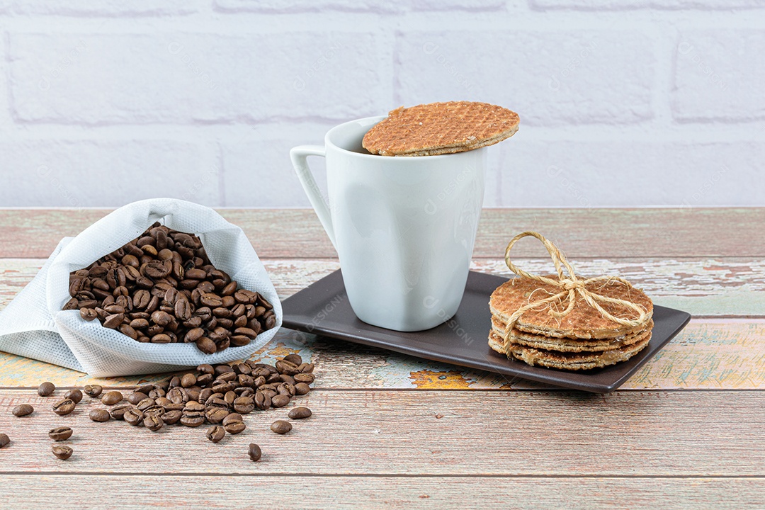 Biscoitos Stroopwafel servidos com uma xícara de café.