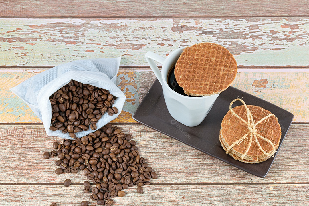Biscoitos Stroopwafel servidos com xícara de café