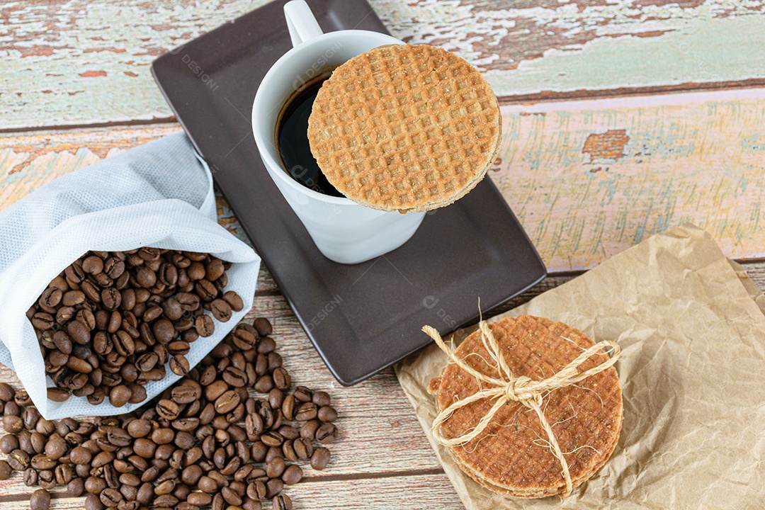 Closeup de biscoitos stroopwafel servidos com uma xícara de café.