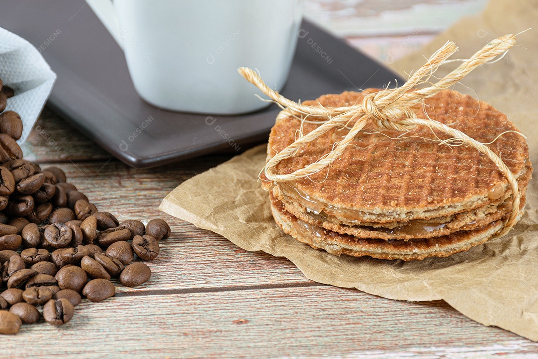 closeup de biscoitos stroopwafel com um laço de sisal ao lado de café
