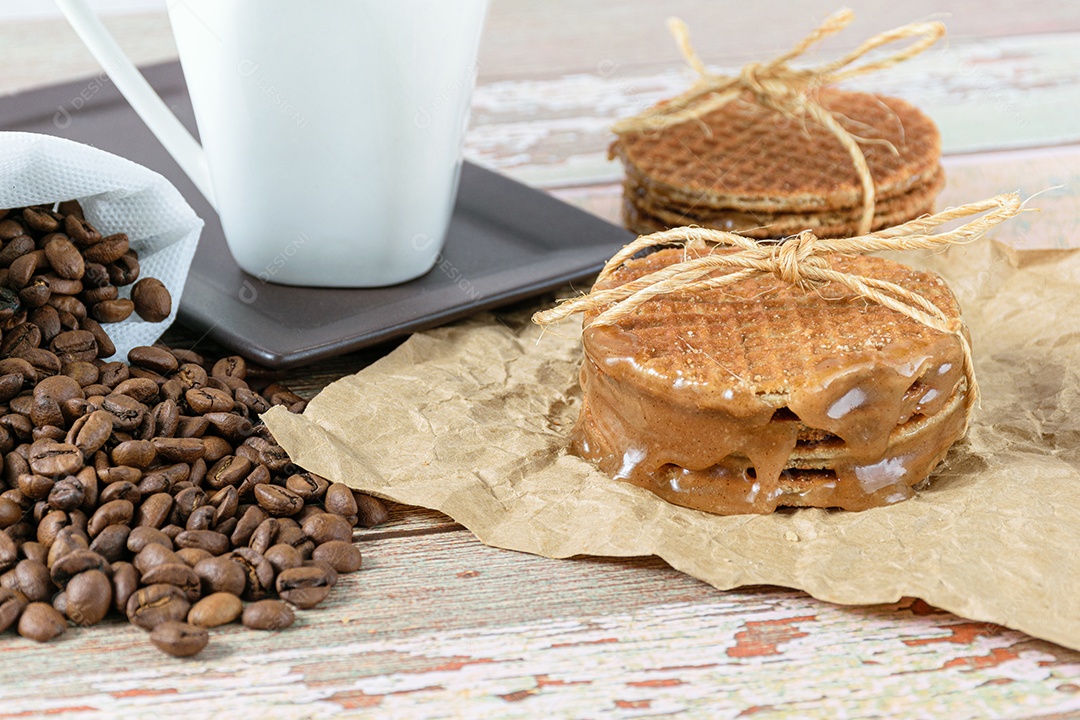 Stroopwafels empilhados sobre papel pardo, amarrados com barbante de sisal