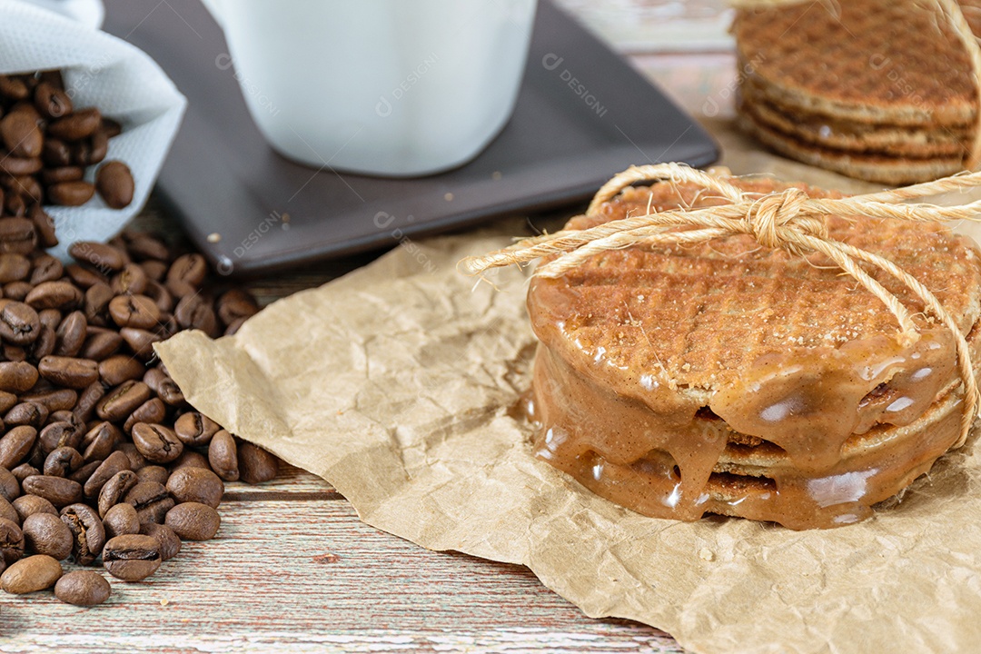 Detalhe de stroopwafels empilhados em papel pardo, amarrado com sisal