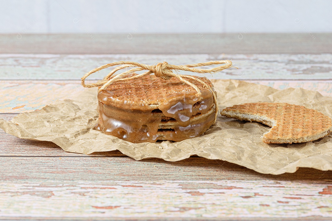 closeup de uma pilha de stroopwafels em um papel pardo