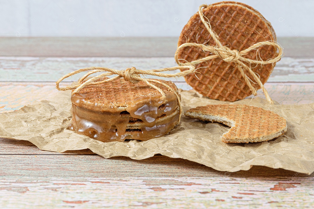 Fotografia discreta. Empilhando stroopwafels com laço de sisal