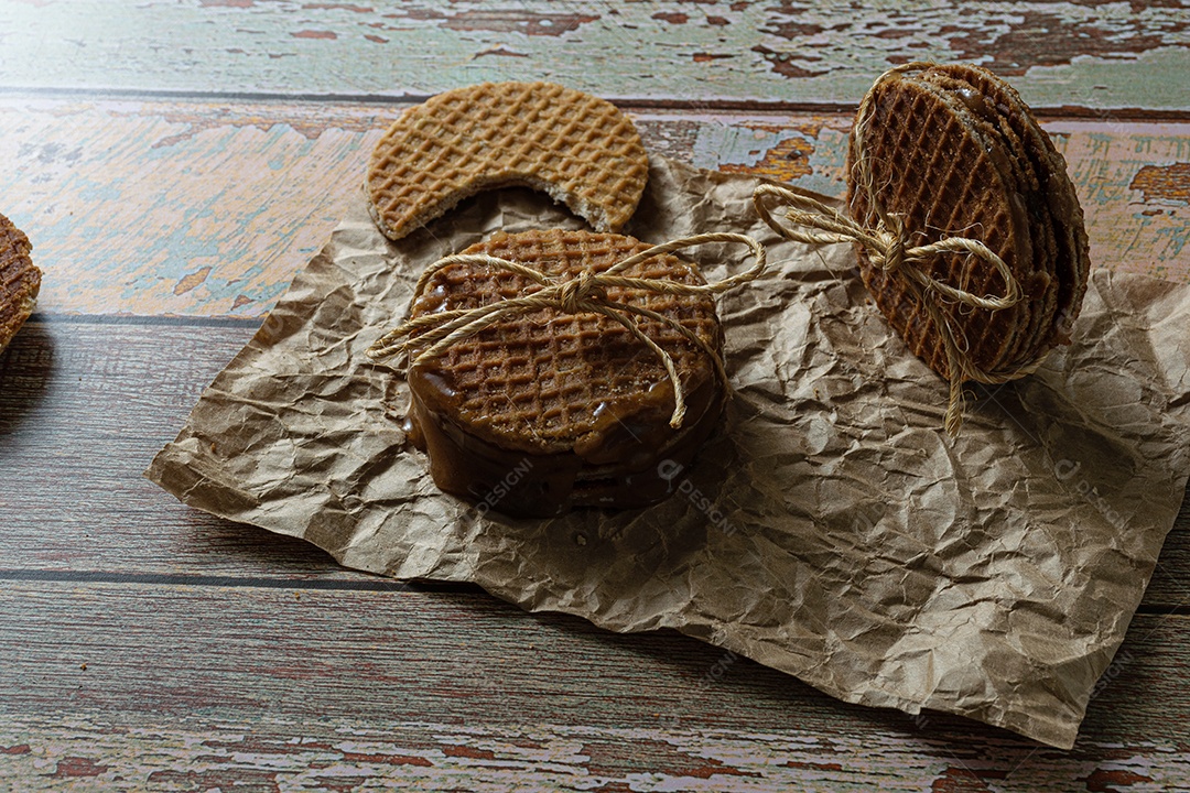 Fotografia discreta. Empilhando stroopwafels com laço de sisal