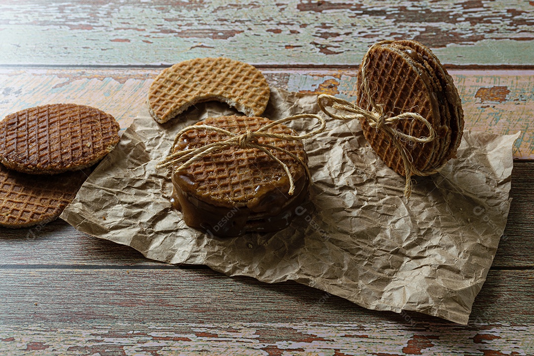 Fotografia discreta. Empilhando stroopwafels com laço de sisal