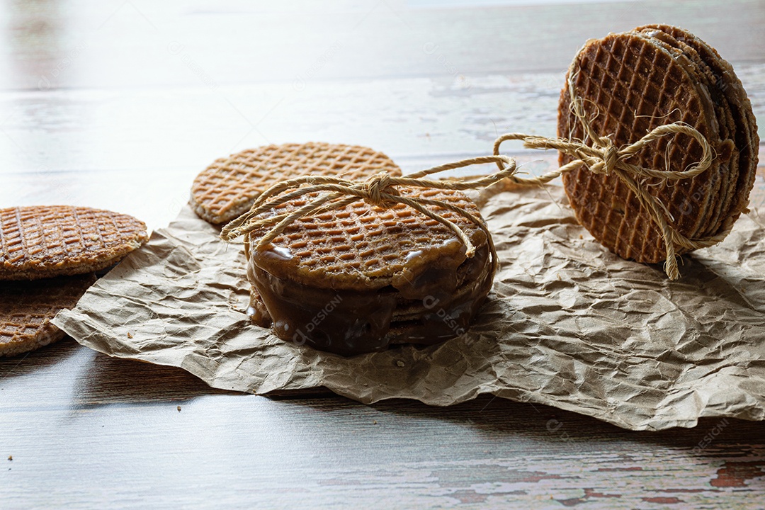Empilhando stroopwafels com um laço de sisal