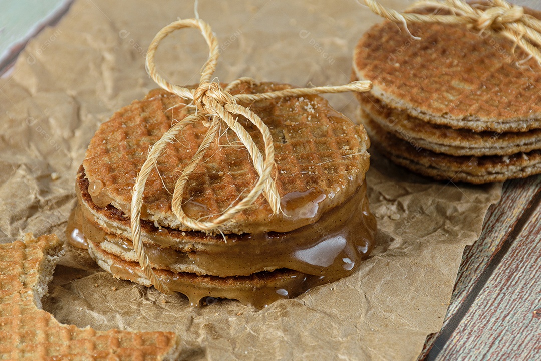 Stroopwafel variado com laço de corda de sisal e calda de açúcar derretida.