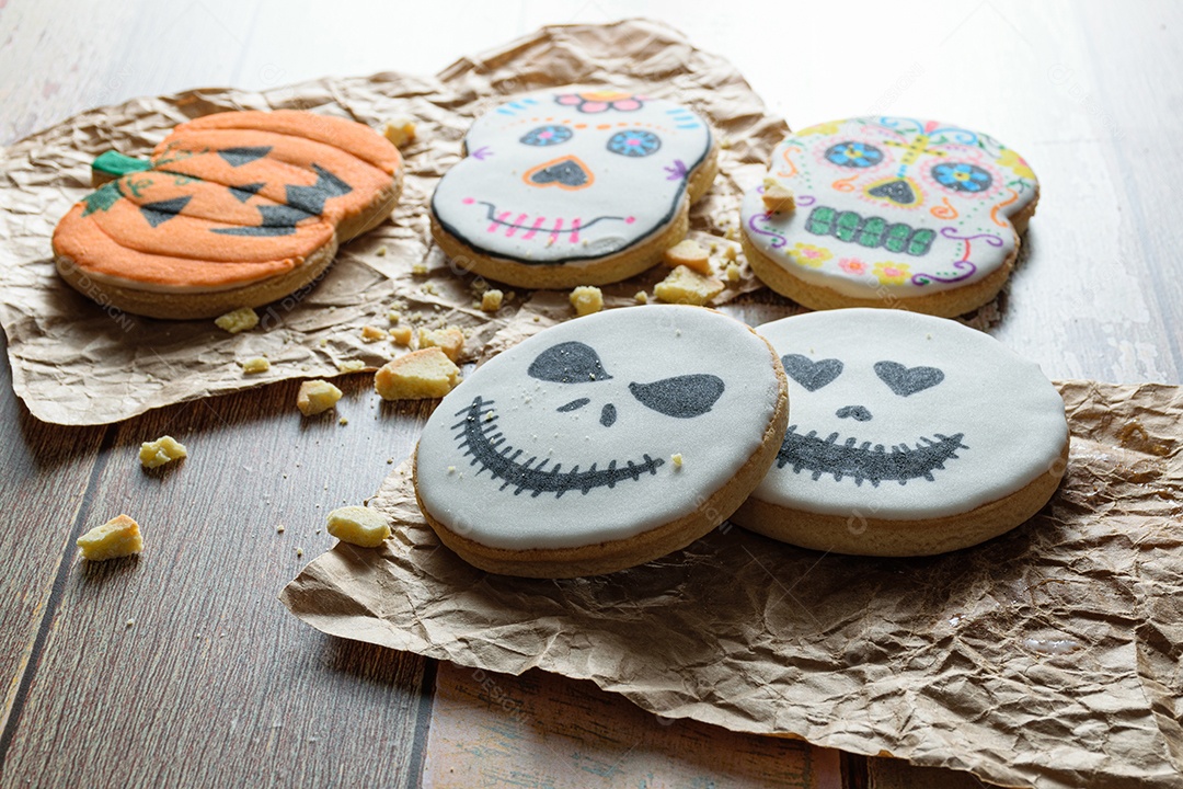 Foto discreta. Vários biscoitos amanteigados temáticos de Halloween