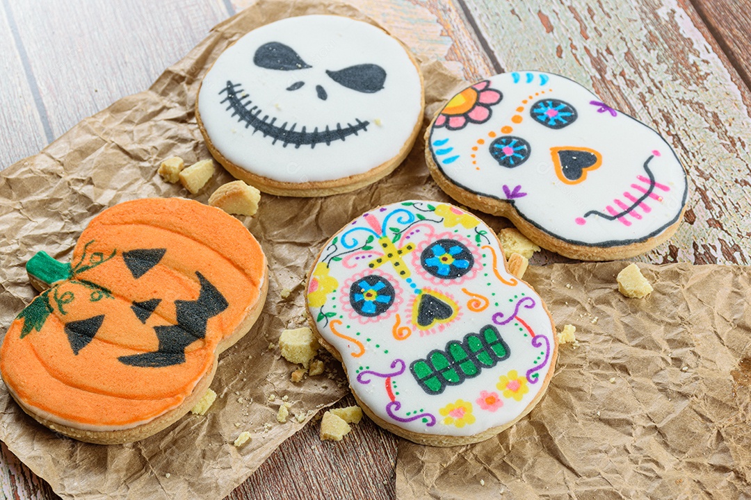 Biscoitos amanteigados temáticos de Halloween em papel pardo.