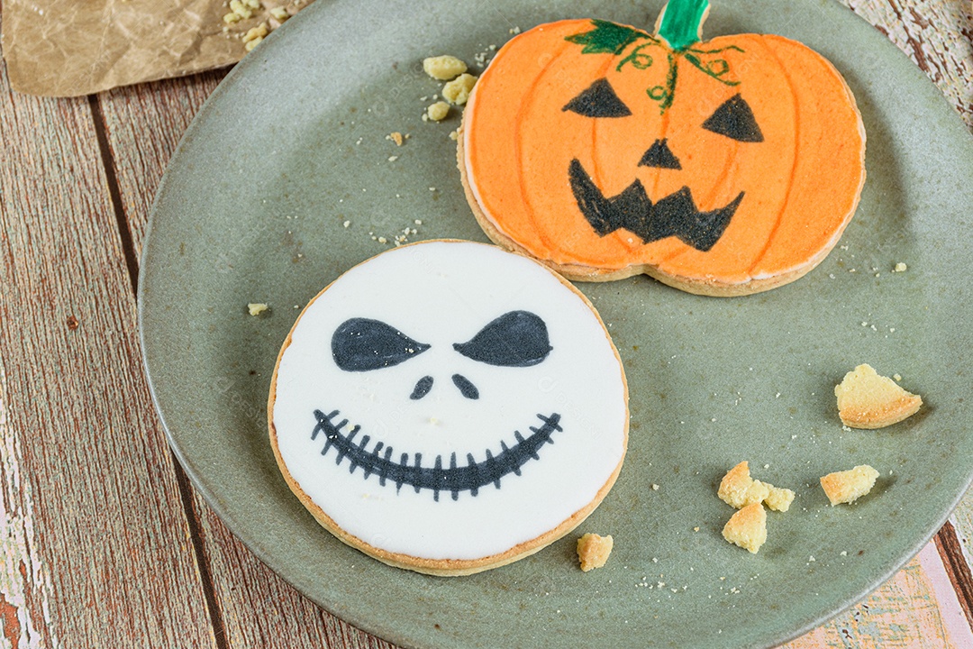 Biscoitos amanteigados redondos temáticos de Halloween em uma placa verde