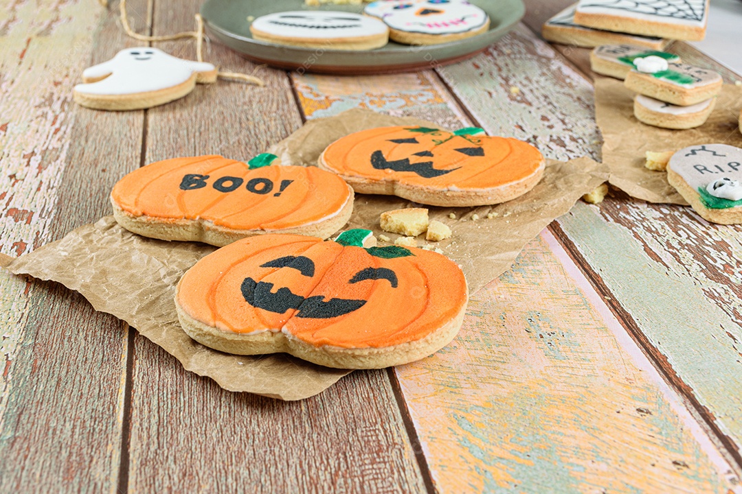 Biscoitos amanteigados em forma de abóbora em papel pardo