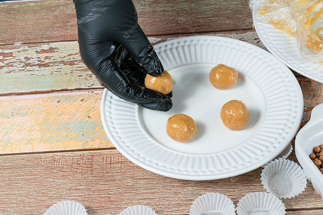 Confeiteiro colocando o brigadeiro de doce de leite