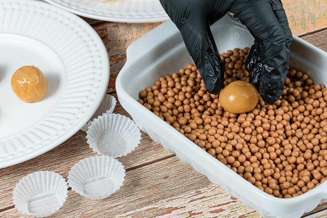 Confeiteiro colocando o brigadeiro de doce de leite