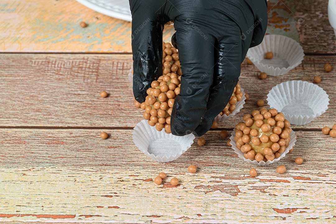 Confeiteiro deixando um brigadeiro de doce de leite