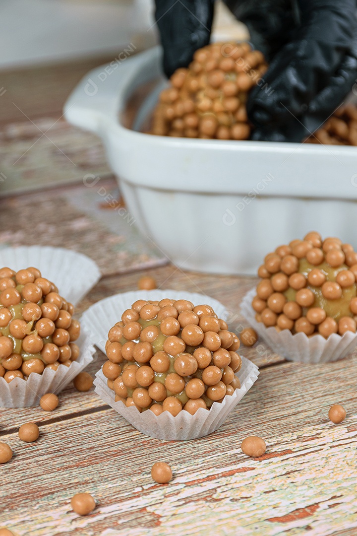 Brigadeiros de doce de leite com caramelo salgado