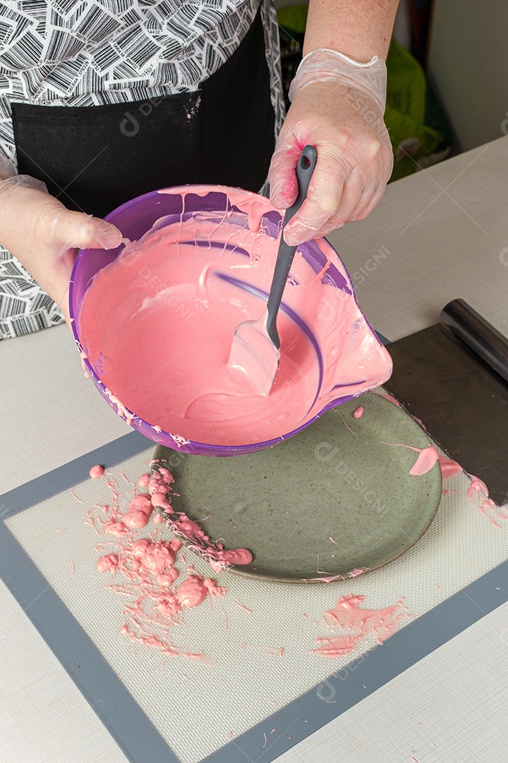 Mistura de confeiteiro com espátula de ganache de morango