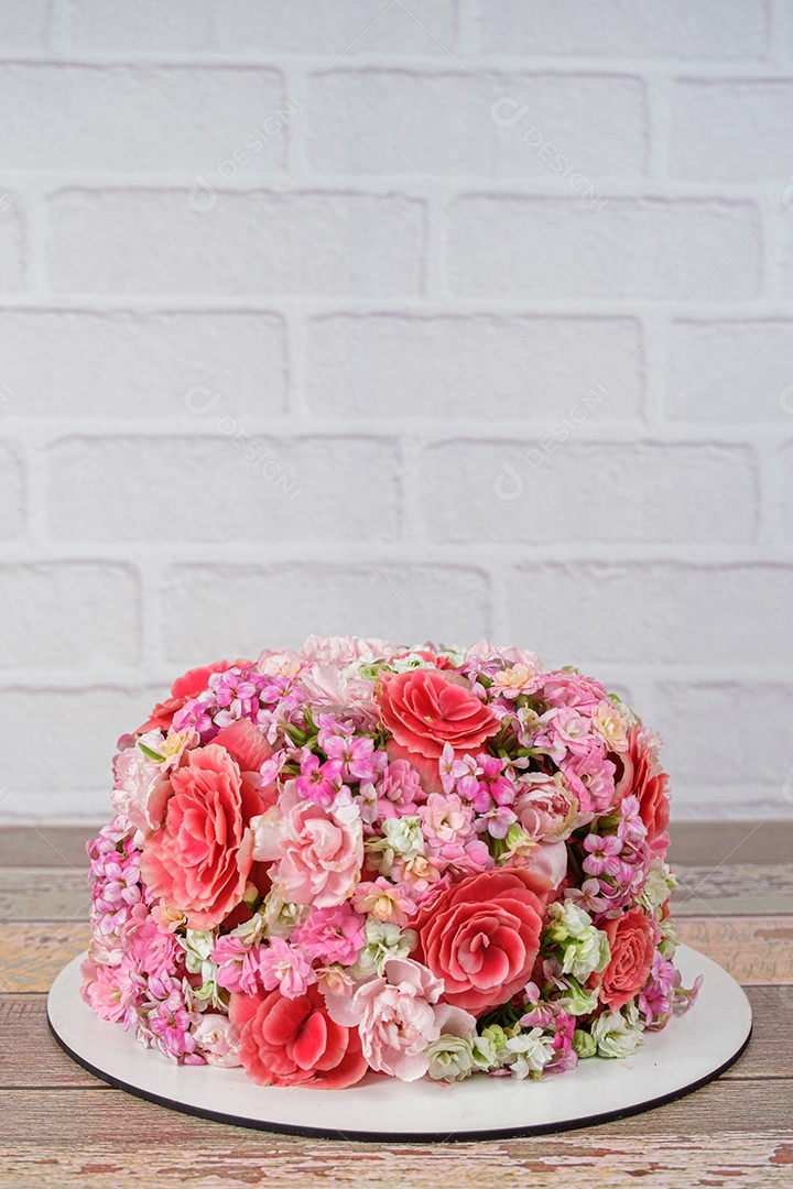 Bolo de baunilha coberto com flores comestíveis